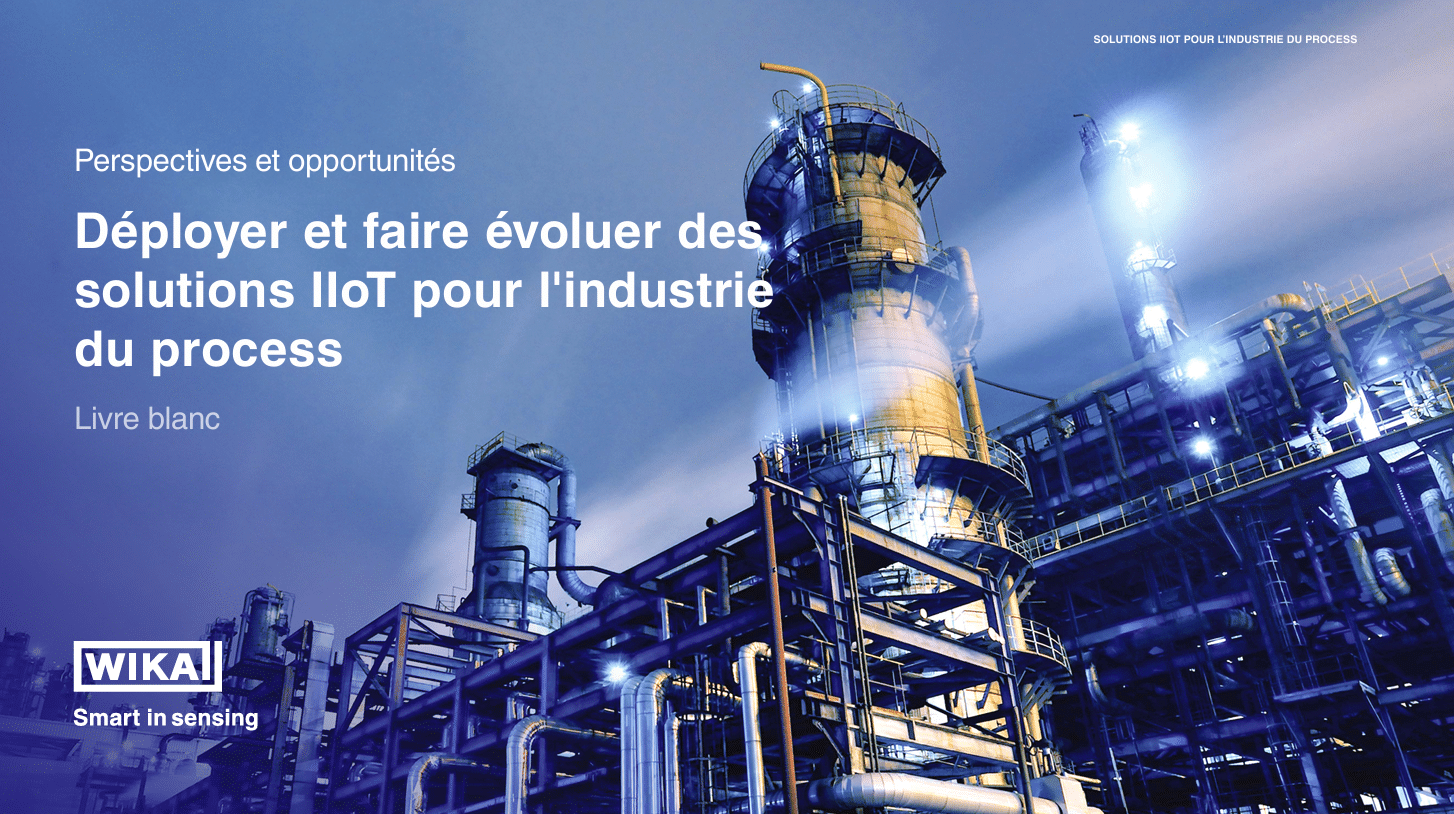 Site industriel de nuit, avec des structures métalliques et des tuyauteries ; un texte en français présente un livre blanc sur les solutions IIoT destinées à l'industrie de transformation, soulignant les avantages de l'intégration des technologies IIoT. Logo WIKA dans le coin inférieur gauche.