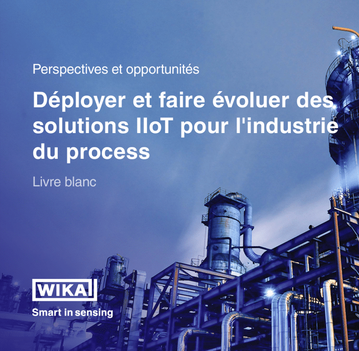 Site industriel avec des conduites et des tours sous un ciel crépusculaire ; le texte en français présente des solutions IIoT innovantes pour l'industrie des procédés. Logo WIKA et slogan « Smart in sensing » en bas de l'image.